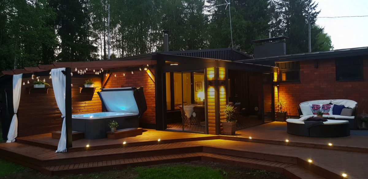 Virtasen Maalitehtaan uudella tarassiöljyllä käsitelty terassi iltavalaistuksessa