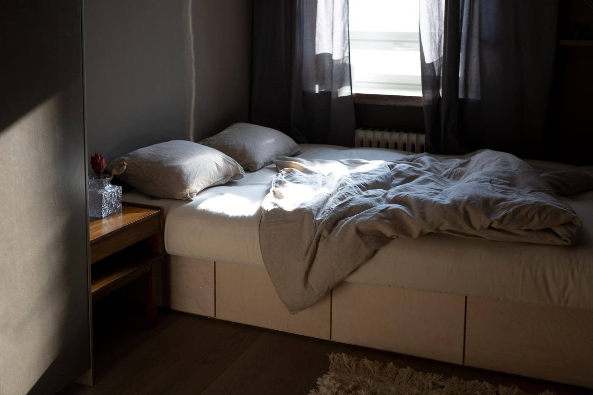 Virtasella maalattu valokuvaaja Ville Lehvosen makuuhuone