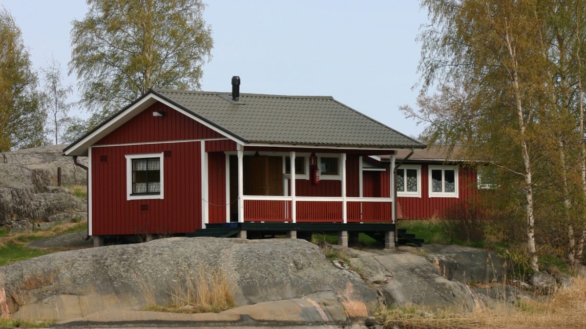 Virtasella maalattu punainen kesämökki saaristossa