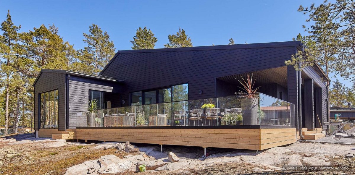 Virtasella maalattu designtalo Auroran ruusu naantalin asuntomessuilla