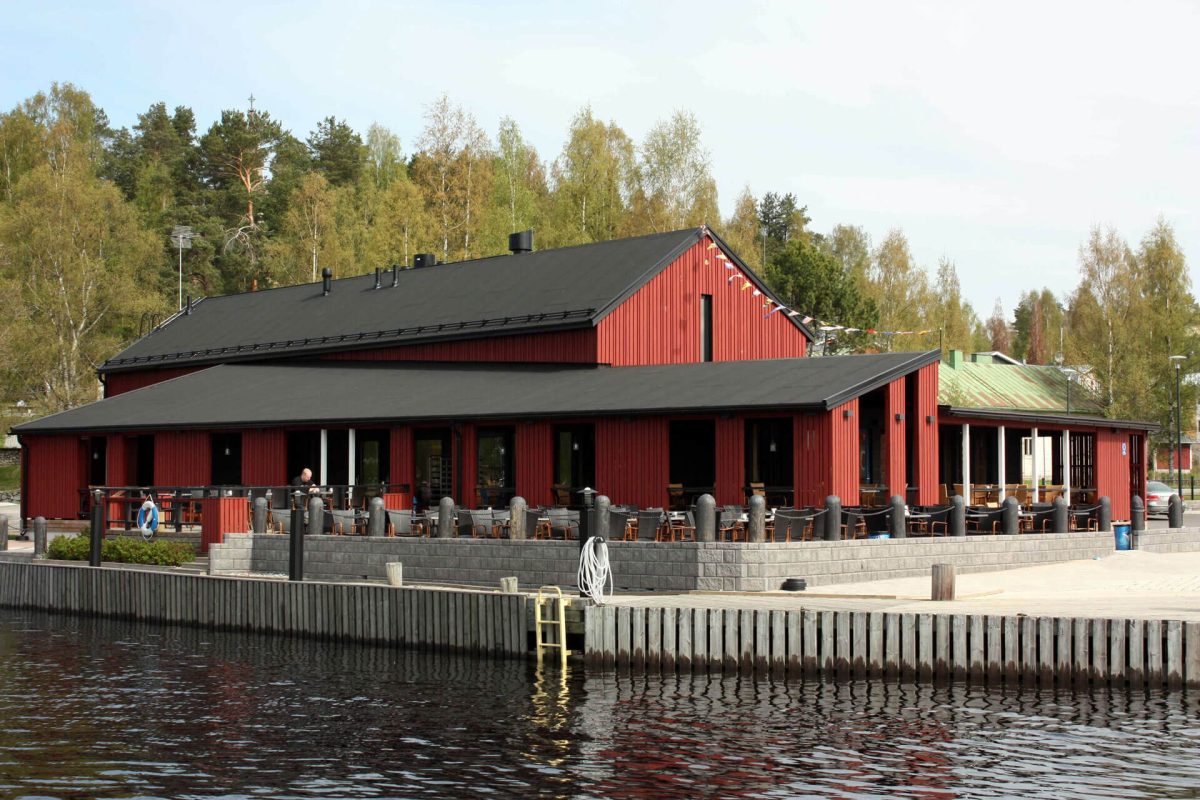 Virtasella maalattu kahvila-ravintola satamakapteeni Jorpilahdella