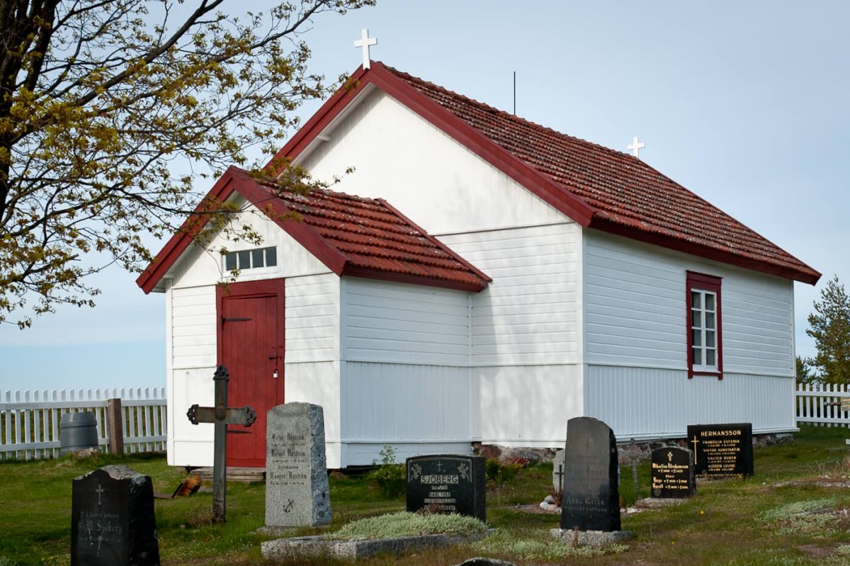 Virtasella maalattu Jurmon kirkko