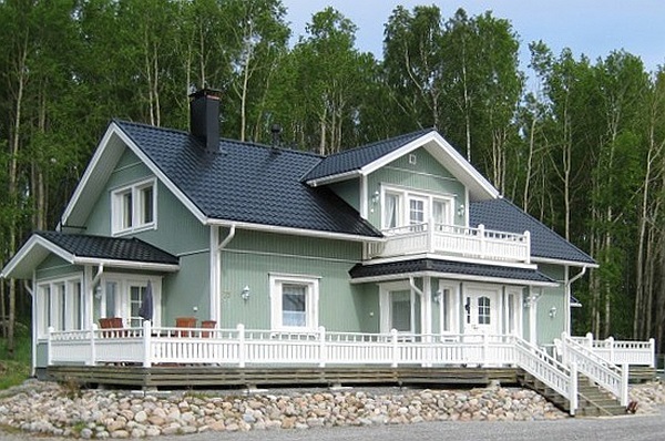 Virtasella maalattu vaaleanvihreä omakotitalo