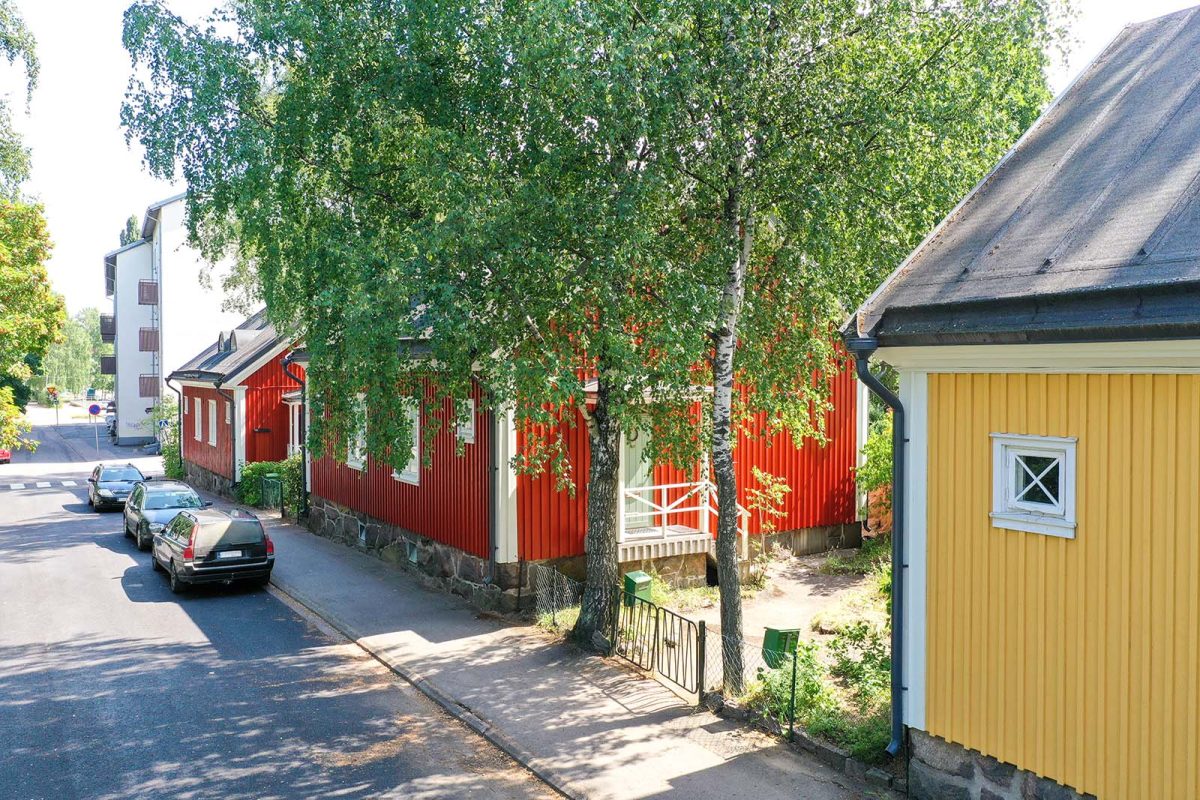 Virtasella maalattu puutaloyhtiö Helsingin Käpylässä
