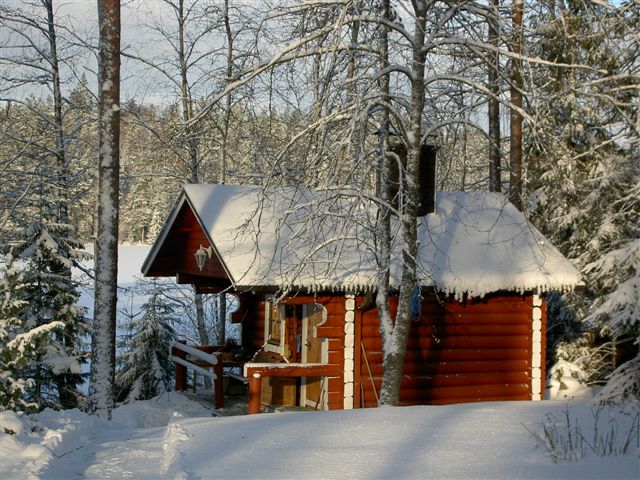 Virtasella maalattu punainen rantasauna